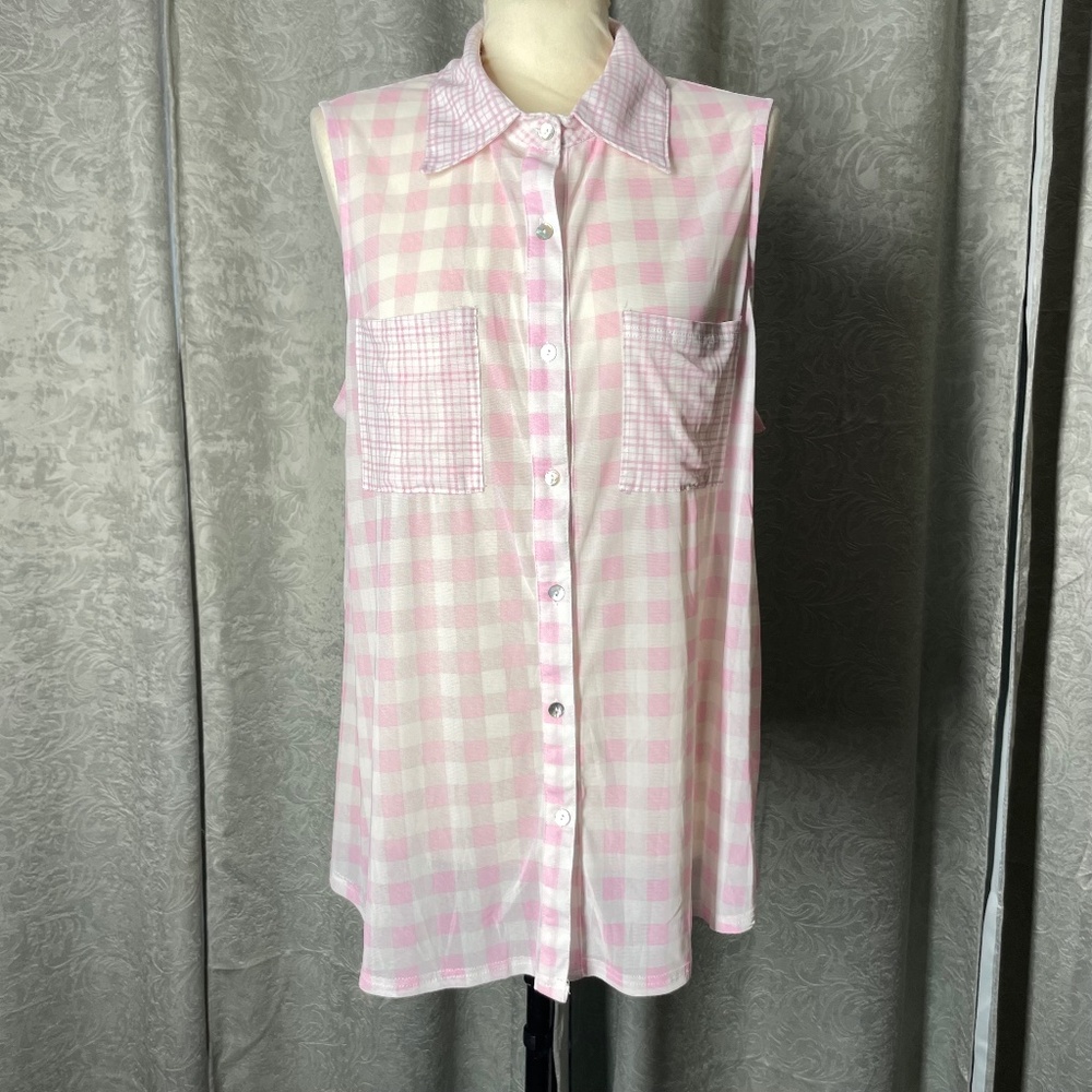 NWT Siren Lily Women’s 1X Pink/White Sleeveless Button Down Top